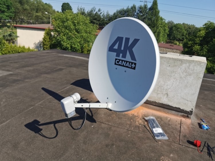 Instalacja anteny satelitarnej w domu jednorodzinnym.